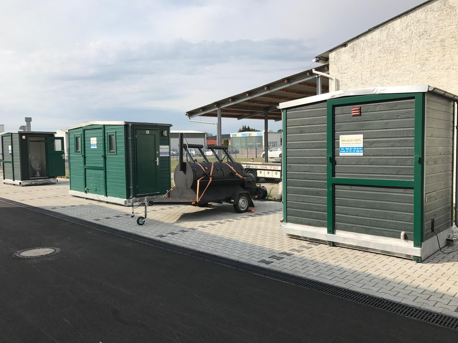 Mobill-WC mobile Toiletten bei der Eröffnung einer neuen Tankstelle im Industriegebiet.
