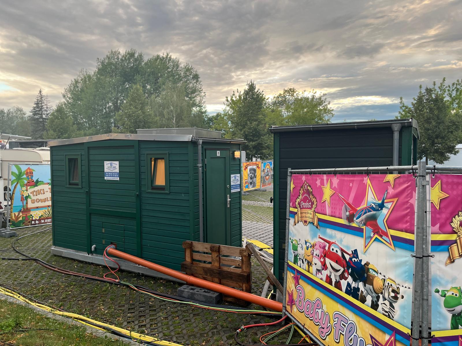 Mobill-WC mobile Toiletten werden an Schausteller und Besucher bei einem Stadtfest vermietet