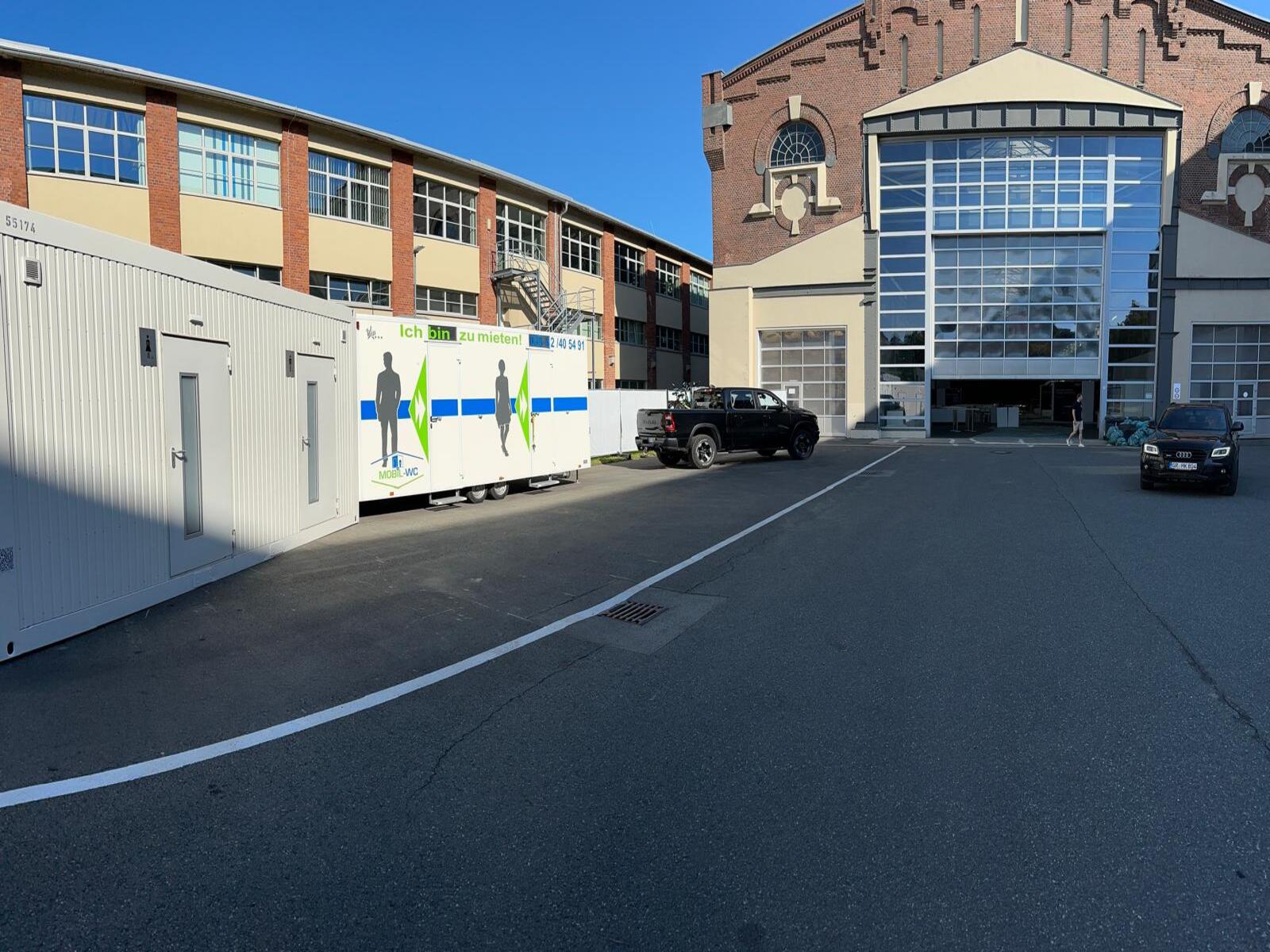 Anlieferung eines Mobill-WC Trailers zur Neueröffnung einer Audi-Werkstatt durch die Firma Mobil-WC