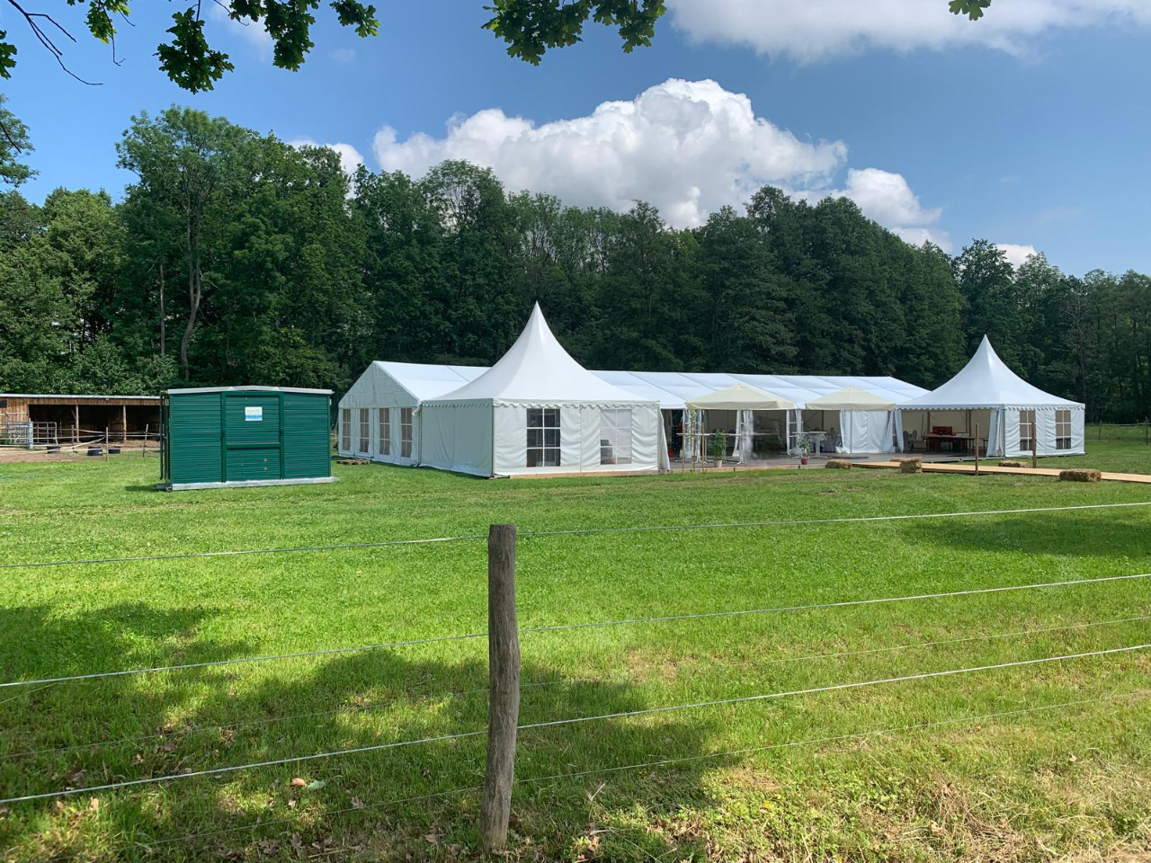 Mobill-WC mobile Toiletten, die häufig für Hochzeiten und Familienfeste gebucht werden.